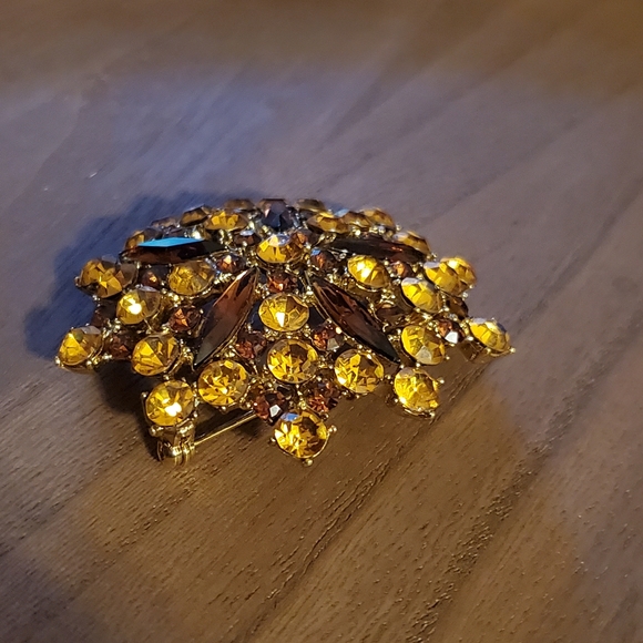 Vintage Flower Brooch - Picture 12 of 17